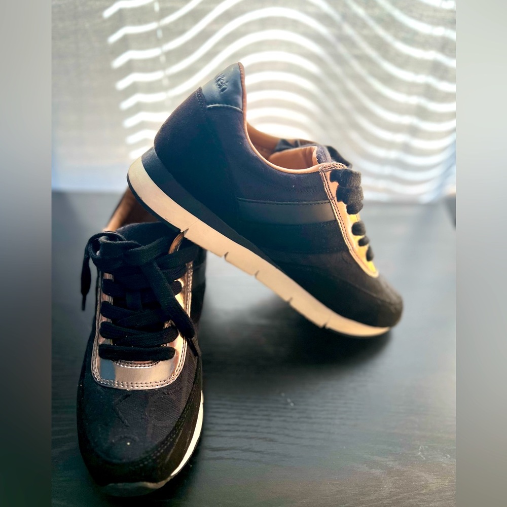 Calvin Klein Women Shoes Sneakers size 7.5 in excellent condition!